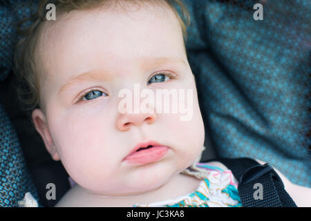 Close up of blue eyed baby de lumière naturelle à la visionneuse à Banque D'Images