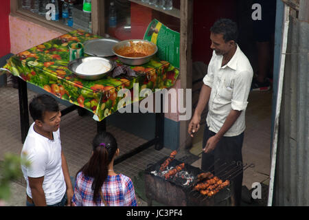 La vente des aliments de rue l'homme en dehors d'un café à Kalimpong l'ouest du Bengale en Inde Banque D'Images