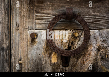 Libre de rusty doorknocker sur une vieille porte en bois Banque D'Images