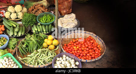 Des légumes frais dans les paniers en osier - concombre, tomate, oignon, courge amère, les haricots verts, les courges, le gingembre, le citron, le marché du matin, le Myanmar (Birmanie). C Banque D'Images