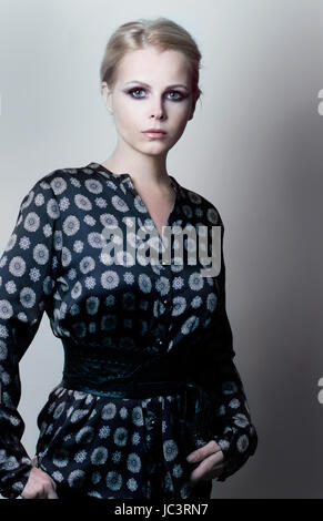 Le magnétisme. L'élégance. Dans Gray-Blue Femme luxueuse robe tendance Banque D'Images