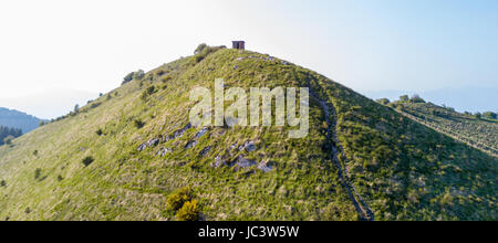 Vue aérienne d'un chemin menant à Monte Boletto, Alpes, près du lac de Côme. Como, Como, Lombardie, Italie Banque D'Images