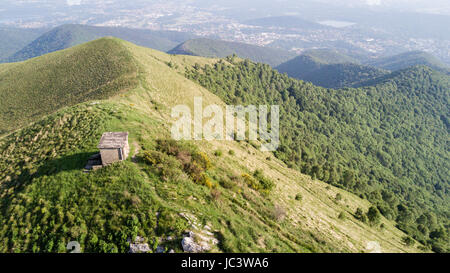 Vue aérienne d'un chemin menant à Monte Boletto, Alpes, près du lac de Côme. Como, Como, Lombardie, Italie Banque D'Images