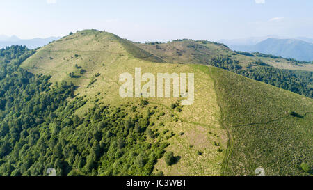 Vue aérienne d'un chemin menant à Monte Boletto, Alpes, près du lac de Côme. Como, Como, Lombardie, Italie Banque D'Images