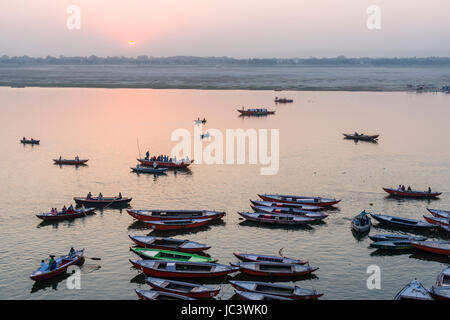 Pèlerins sur des barques sont affaiblies pour visiter le matin au lever du soleil sur le fleuve saint Ganges Banque D'Images