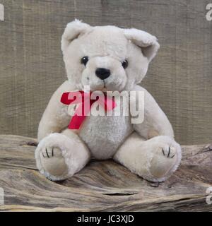 Shabby chic vieux teddy-bear est assis sur bois rustique - objets pour la décoration de Noël Banque D'Images