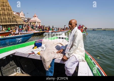 Les pèlerins prennent un tour de bateau sur le fleuve saint Ganges à manikarnika ghat à la banlieue, godowlia Banque D'Images