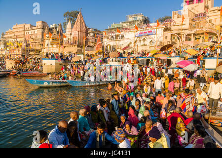 Les pèlerins prennent un tour de bateau sur le fleuve saint Ganges à Dashashwamedh Ghat Ghat principal, dans la banlieue, Godowlia Banque D'Images