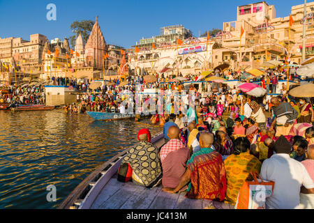 Les pèlerins prennent un tour de bateau sur le fleuve saint Ganges à Dashashwamedh Ghat Ghat principal, dans la banlieue, Godowlia Banque D'Images