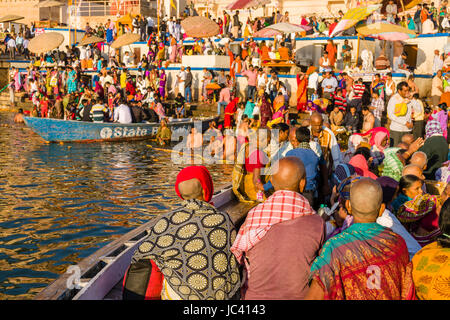 Les pèlerins prennent un tour de bateau sur le fleuve saint Ganges à Dashashwamedh Ghat Ghat principal, dans la banlieue, Godowlia Banque D'Images