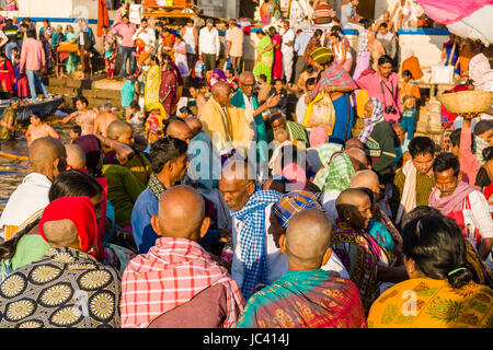 Les pèlerins prennent un tour de bateau sur le fleuve saint Ganges à dashashwamedh ghat ghat principal, dans la banlieue, godowlia Banque D'Images