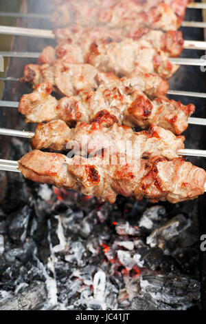 Avec de la viande des brochettes brochettes brochettes sur la combustion du charbon, Close up Banque D'Images