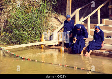 BETHABARA, ISRAËL -- 7 octobre 2016 : les pèlerins religieuses catholiques sur les rives du Jourdain sur le site du baptême de Jésus. Israël Banque D'Images