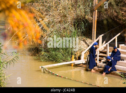 BETHABARA, ISRAËL -- 7 octobre 2016 : les pèlerins religieuses catholiques sur les rives du Jourdain sur le site du baptême de Jésus. Israël Banque D'Images