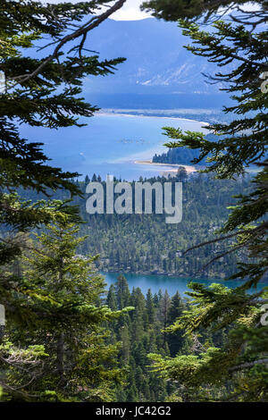 Une image en regardant South Lake Tahoe à partir d'un sentier local. L'autre lac, le lac Cascade est ci-dessous, qui est privé. Banque D'Images