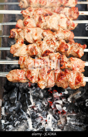 Avec des brochettes brochettes brochettes sur la combustion du charbon, Close up Banque D'Images