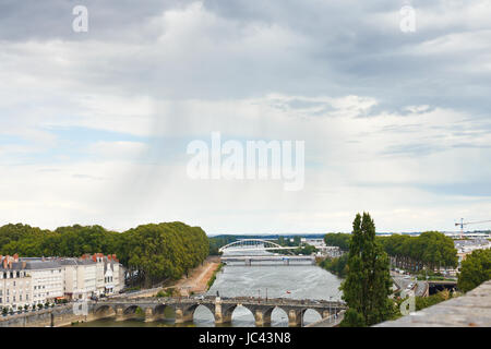 Vue des ponts Pont de Verdun et du Pont de Haute Chaîne sur la rivière Maine à Angers (France) en prévision des jours Banque D'Images