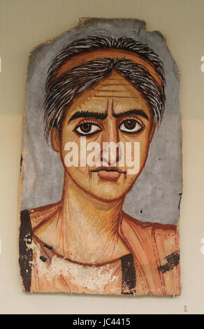 Portrait de femme, peint en encuastic, un milieu à base de cire., sur le bois. Roman, à propos de 300-325 AD. D'une tombe dans le Rubaiyat à Fayoum, en Egypte. La Mu Banque D'Images