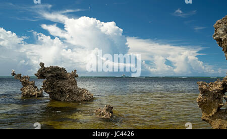 La mise en miroir des affleurements de corail dans les nuages d'Aldabra Cosmoledo, îles Seychelles Banque D'Images