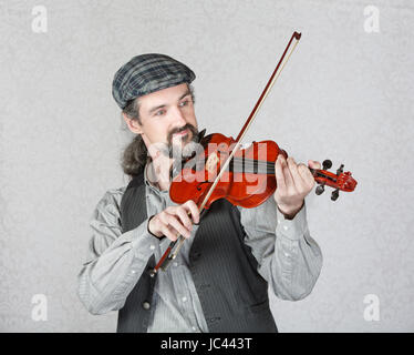 Seul beau fiddler irlandais avec barbe à jouer de la musique Banque D'Images