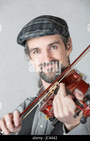 Close up of cute fiddler irlandais avec instrument Banque D'Images