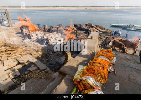 Fumée de cadavres incinérés augmente à manikarnika ghat au fleuve saint Ganges dans la banlieue godowlia Banque D'Images