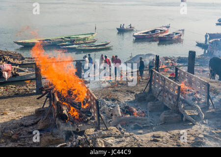 Fumée de cadavres incinérés augmente à manikarnika ghat au fleuve saint Ganges dans la banlieue godowlia Banque D'Images