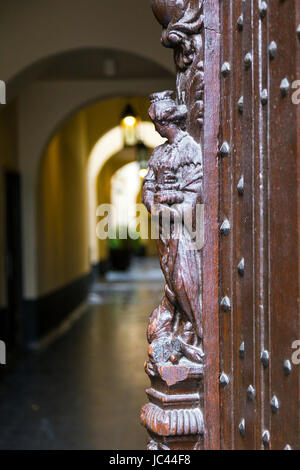 Porte en bois orné avec figure féminine à Anvers, Belgique Banque D'Images