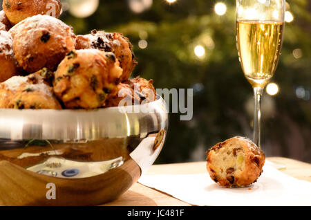 Oliebollen, boules ou huile donut balls, une pâtisserie néerlandaise traditionnellement consommé pour le Nouvel An aux Pays-Bas. Banque D'Images