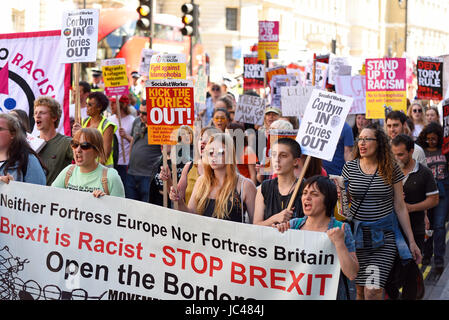 Les manifestants contre l'alliance Tory DUP ont défilé sur Downing Street. Londres. Foule de manifestants Banque D'Images