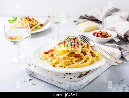 Les pâtes italiennes Spaghetti Carbonara avec lard grillé, le fromage parmesan et le persil sur plaque blanche. Les repas au restaurant consept. Banque D'Images