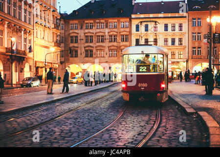 Un tramway traditionnel tchèque rouge sur la route 22 à l'arrêt dans la Vieille Ville, Prague, dans la soirée. Banque D'Images