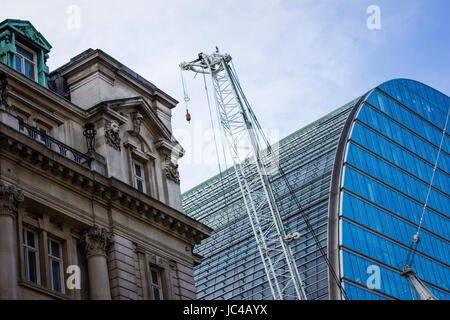 Bâtiments anciens et nouveaux se bousculent pour l'espace dans le centre de Londres Banque D'Images