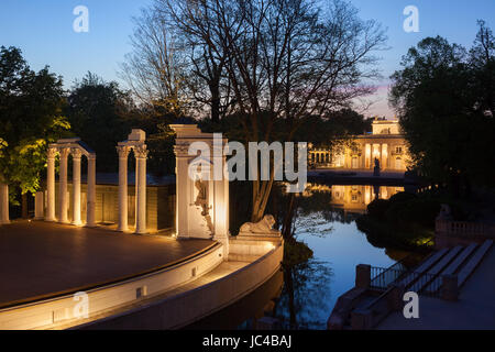 Gendarmerie royale Parc Lazienki à Varsovie dans la nuit, scène et amphithéâtre classique Palace sur l'Île, ville monument, Pologne Banque D'Images