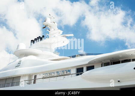 Barcelone, Espagne - 29 septembre 2016 : avis d'un yacht de luxe au port de la Barceloneta, à Barcelone, en Espagne. Banque D'Images