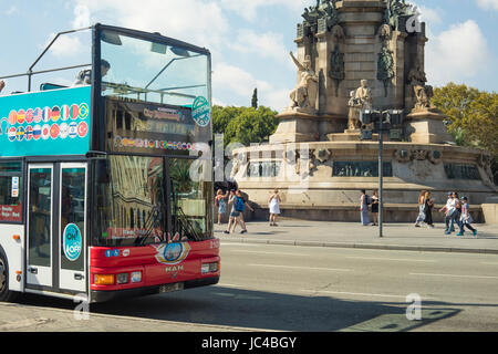 Barcelone, Espagne - 29 septembre 2016 : bus touristique près de la statue de Columbus à Barcelone, Espagne. Visite de la ville de Barcelone est un service touristique qui montre t Banque D'Images