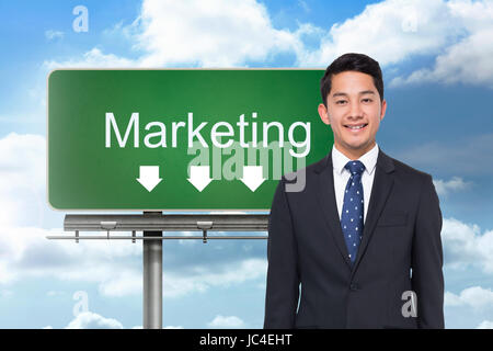 Image composite de panneau indiquant la direction marketing avec ciel bleu en arrière-plan Banque D'Images