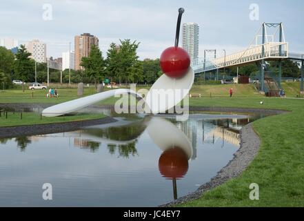 Poonbridge «et Cherry' de Claes Oldenburg et Coosje van Bruggen, à la Walker Jardin de sculptures à Minneapolis, Minnesota, USA. Banque D'Images