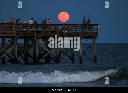 La pleine lune se lève au-dessus de l'océan Atlantique à l'Isle of Palms, L.C. Banque D'Images