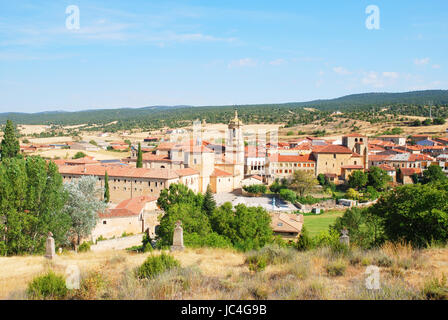 Aperçu du village. Santo Domingo de Silos, province de Burgos, Castille Leon, Espagne. Banque D'Images