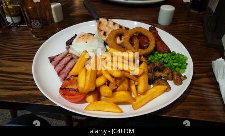 Mixed Grill le dîner servi dans une auberge dans Edenthorpe Banque D'Images