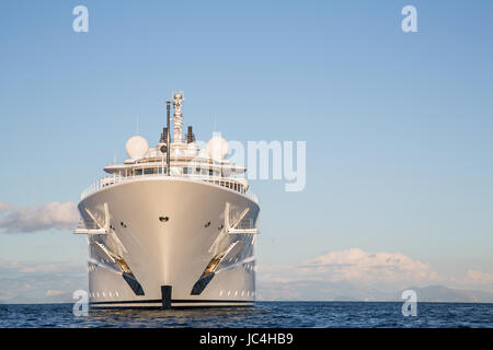 Gigantesque grand luxe et grand ou super mega yacht à moteur sur l'océan bleu. Banque D'Images