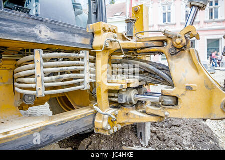 Vue sur système de pression hydraulique avec flexibles pour bras d'excavation. Banque D'Images