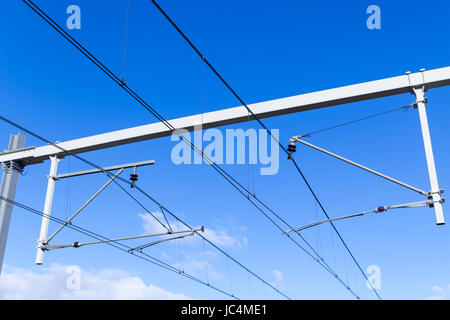 Les lignes aériennes de transport ferroviaire néerlandais sur under blue sky Banque D'Images