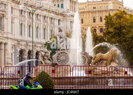 Cybèle, déesse romaine grecque, chariot Fontaine Statue Lions Plaza de Cibeles de Fuento Cybelest Plaza de Cibeles Madrid Espagne. Statue de Cybèle conçu à la fin des années 1700 par Ventura Rodriguez dans le cadre de Carolos III du plan d'embellissement de Madrid, Espagne. Symbole de Madrid Banque D'Images