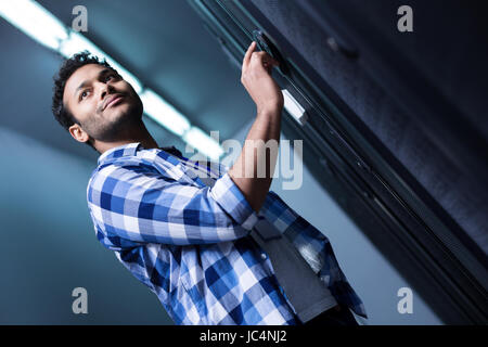 Agréable Nice man smiling Banque D'Images