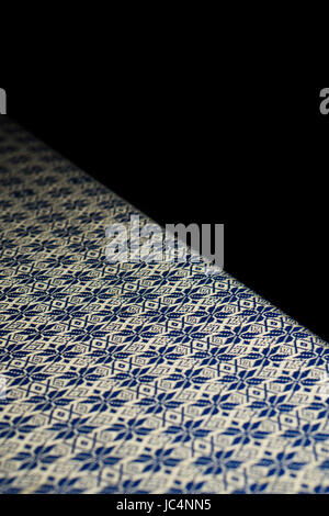 Bleu et or tissu traditionnel thaïlandais texture background - nappe design culturel sur fond noir Banque D'Images