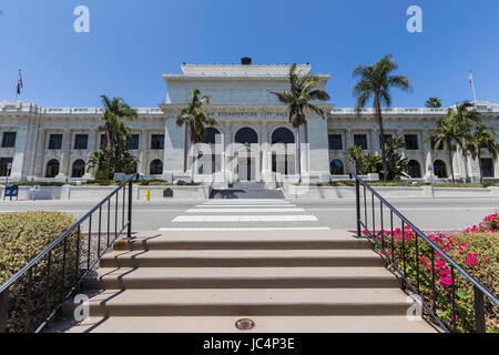 Ventura, Californie, USA - 11 juin 2017 : entrée principale de l'édifice de l'hôtel de ville historique de Ventura en Californie du Sud. Banque D'Images