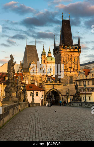 Tour du pont de Malá Strana et le pont Charles au lever du soleil, Prague, la Bohême, République Tchèque Banque D'Images