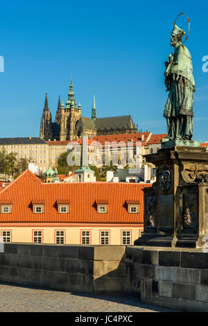 Vue de la cathédrale Saint-Guy du Château de Prague et du Pont Charles, Prague, la Bohême, République Tchèque Banque D'Images